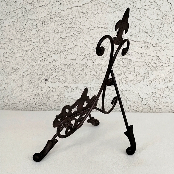 Vintage Cast Iron Fleur-de-Lis Display Easel Stand – Ornate Scroll Design – 11" - Picture 4 of 10